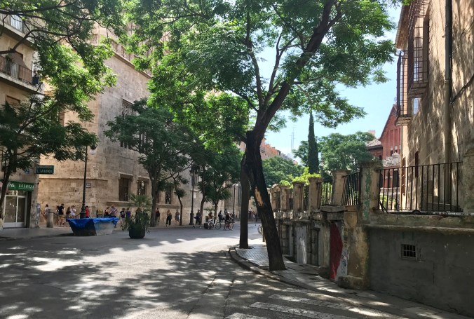 Triángulo: La Lonja, Los Santos Juanes y el Mercado Central